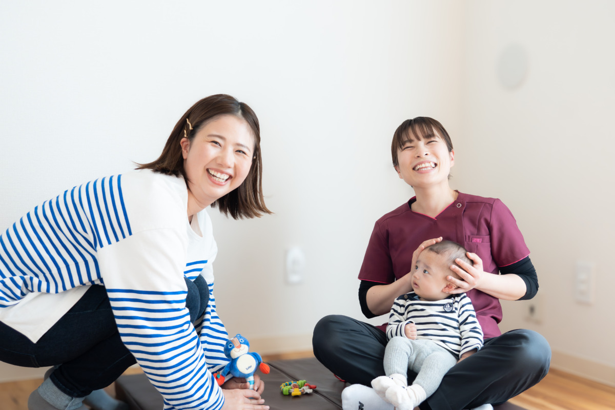 笑顔で施術を受ける赤ちゃんとママ