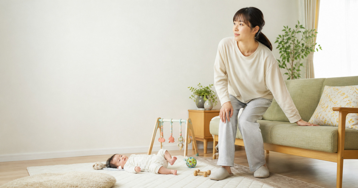 赤ちゃんを安全な場所に寝かせ、ソファからゆっくり立ち上がる産後の女性