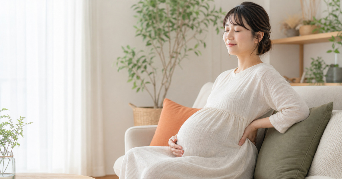 肋骨周囲を支えながら楽に呼吸する妊娠中の女性