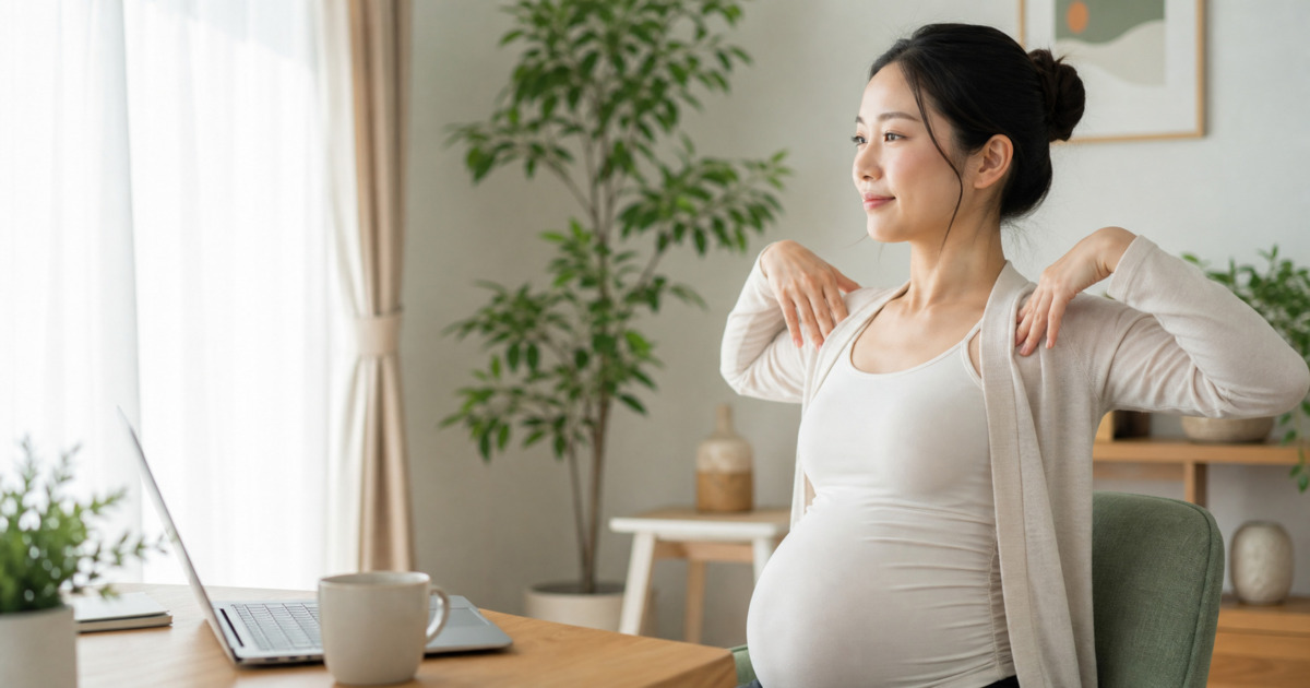妊娠中に無理なく肩甲骨を動かす女性