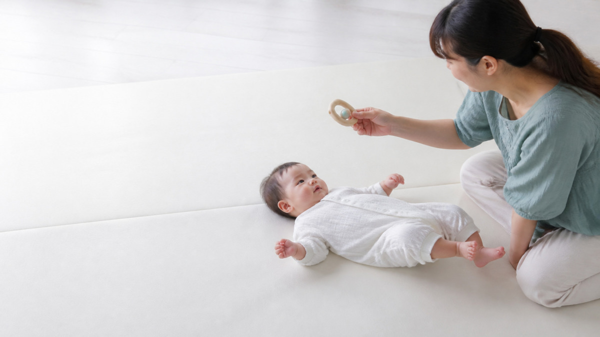 赤ちゃんの向く方向をやさしく促す保護者